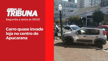 Carro quase invade loja no centro de Apucarana