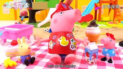 It's raining, Peppa puts on a beautiful yellow raincoat