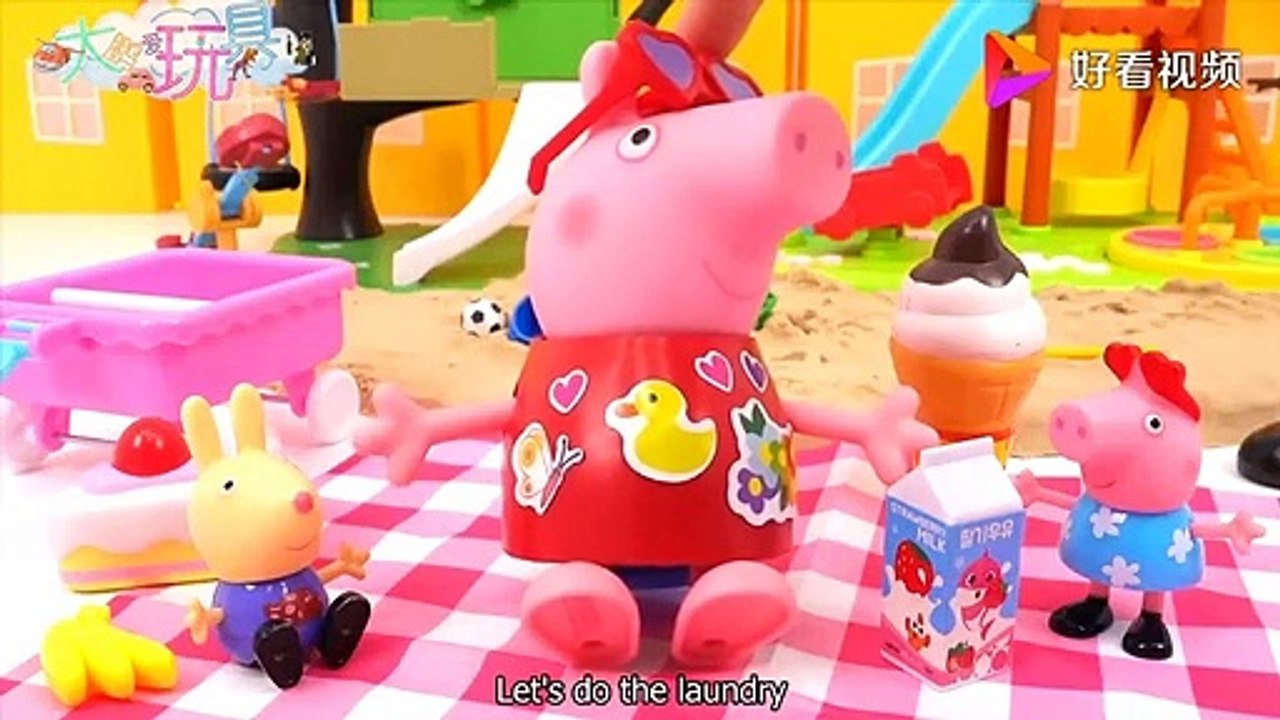 It's raining, Peppa puts on a beautiful yellow raincoat