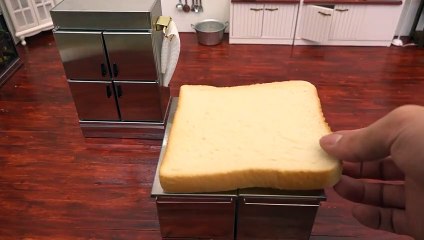 Mini mutfakta çilekli pasta yapımı