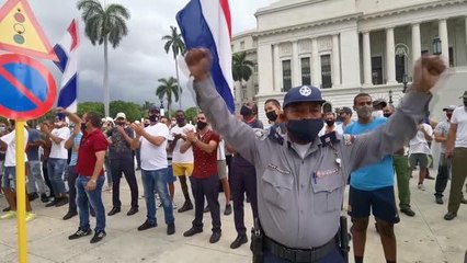 Küba'da yüzlerce kişi özgürlük talebiyle sokaklara döküldü