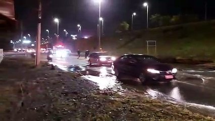 Adutora se rompe e vazamento de água derruba muro sobre carro na EPTG