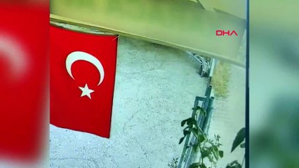 Türk bayrağına saldırı kamerada! Koparıp, çöpe attı
