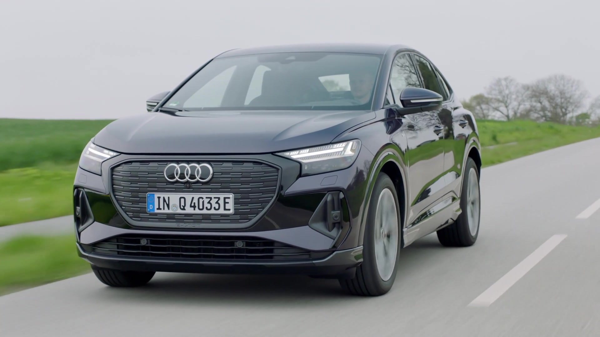 Audi Q4 Sportback e-tron in Aurora violet Driving Video - video Dailymotion