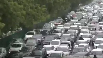 Heavy rain lashes Delhi, traffic snarls in many areas