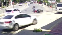 Pendik’te otomobilin sıkıştırdığı motosikletlilerin kaza yaptığı anlar kamerada