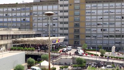 Papa Francesco resta ancora qualche giorno in ospedale