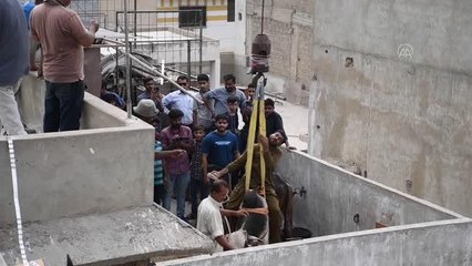 Çatıda besledikleri kurbanlıkları vinçle indirdiler