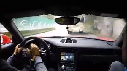 Ils roulent comme des fous en Porsche au milieu de la circulation sur une route de montagne