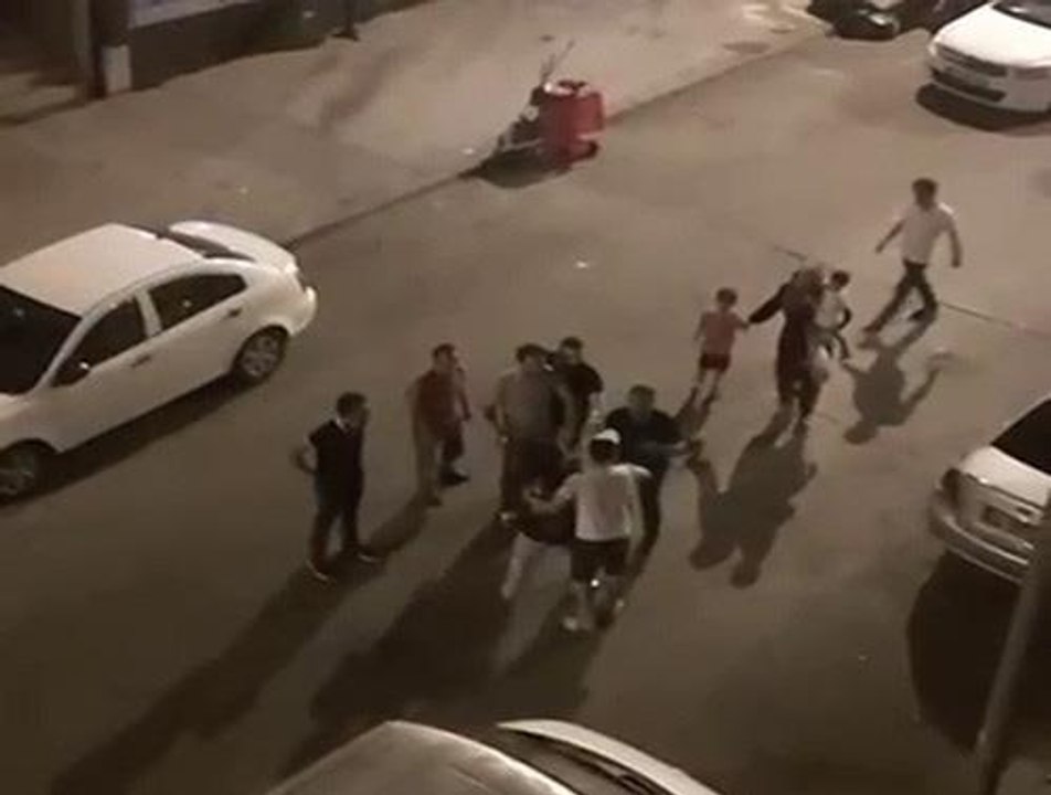 Eşine şiddet uyguladığı için darp edilmek istenen adam, yine eşinin arkasına saklandı