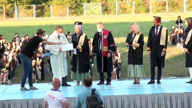 Doktorluk yaparken kazandığı üniversiteyi birincilikle bitirdi