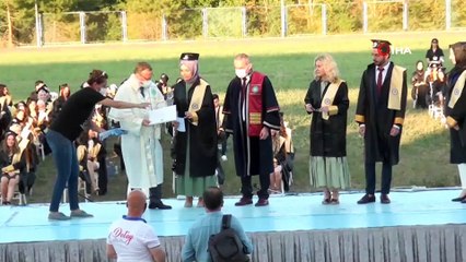 Doktorluk yaparken kazandığı üniversiteyi birincilikle bitirdi