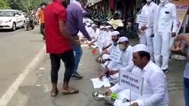अनूठा विरोध: महंगाई के विरोध में कांग्रेस कार्यकर्ताओं ने मांगी भीख, रक्त से शुरू किए हस्ताक्षर