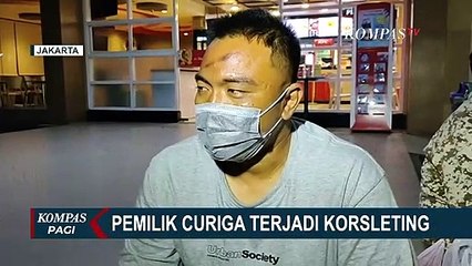 Diduga Korsleting, Mobil Sedan Terbakar Hebat di Parkiran Restoran Cepat Saji