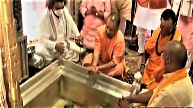 CM Yogi reaches Varanasi, performs puja at Vishwanath temple