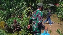 TNI Bagikan Sembako ke Rumah - Rumah Warga Terdampak PPKM