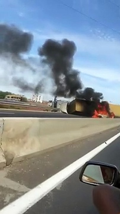 Accident sur l'autoroute à péage : Un camion se renverse et prend feu