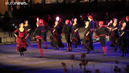 Le ballet de la Scala de Milan virevolte sur une piscine municipale