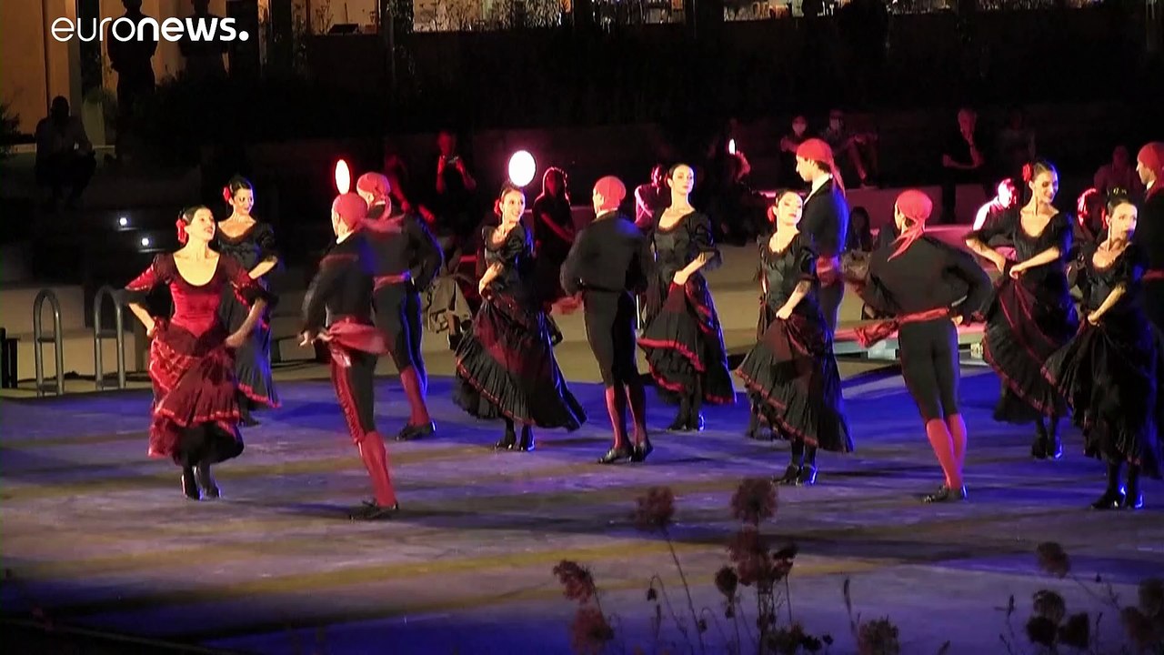 Le ballet de la Scala de Milan virevolte sur une piscine municipale