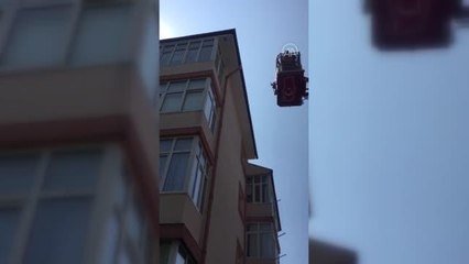 Kanatları ipe dolanarak çatıda mahsur kalan ebabili itfaiye kurtardı