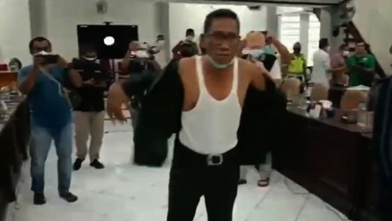 Ngamuk saat Rapat, Anggota DPRD Buka Baju hingga Rusak Kursi