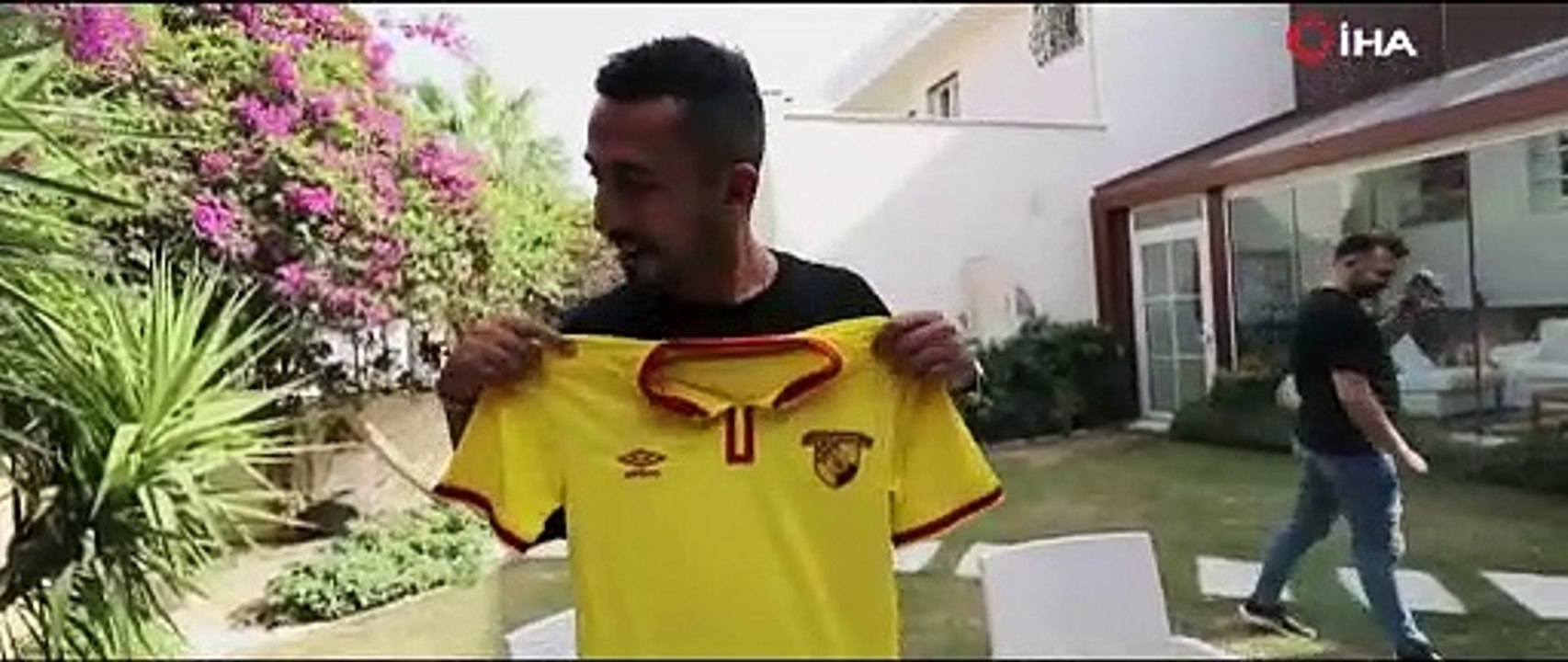 Göztepe, yeni sezon formalarını taraftarının evine giderek tanıttı