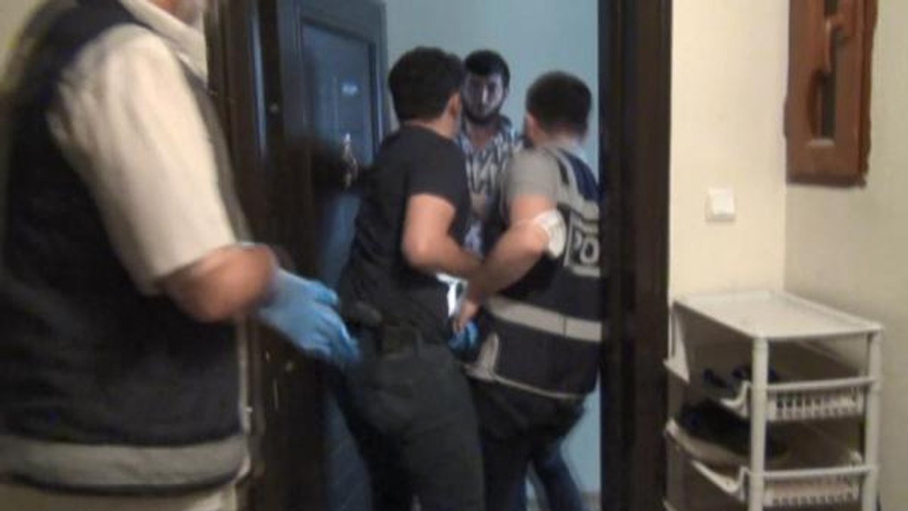 TELEFONDA ŞİFRELİ KONUŞAN FUHUŞ ÇETESİNİN 13 ÜYESİ YAKALANDI