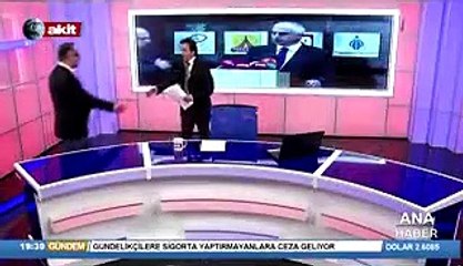 Akit TV'nin mikrofonunu böyle düşürdüler!