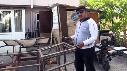 Atık malzemelerle yaptığı rüzgar türbiniyle elektrik üretti