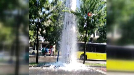 Sancaktepe’de havalandırma borusundan fışkıran su, yolu göle çevirdi