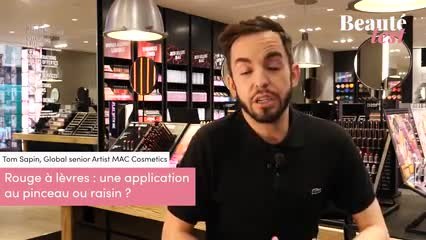 Rouge à lèvres une application au pinceau ou raisin  Tom Sapin