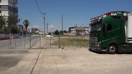 Arsasından geçen yolun bir bölümünü tel örgü ile kapattı