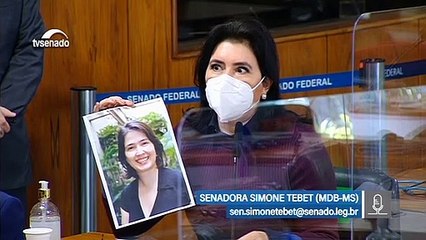 Senadora Simone Tebet lê homenagem a servidora vítima da covid-19