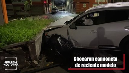 Camioneta es abandonada luego de impactarse en  jardinera del ayuntamiento, en Guadalajara