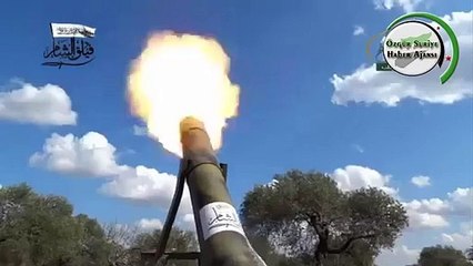 Esad askerlerinin İdlib'ten kaçış anları böyle görüntülendi