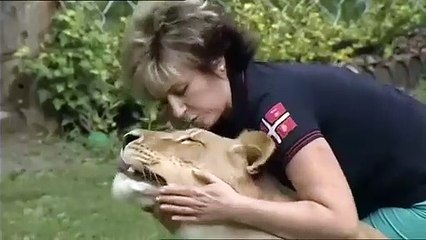 Evinde aslan besleyen ilginç aile!