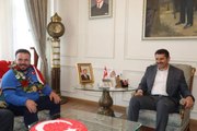 Dünya şampiyonu işitme engelli güreşçi Dursun Güzel, Sivas Valisi Salih Ayhan'ı ziyaret etti