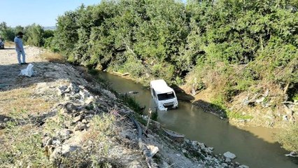 Virajda kontrolden çıkan servis midibüsü dereye uçtu