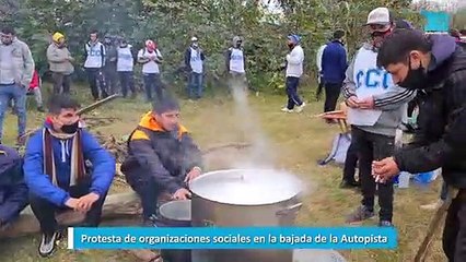 Protesta de organizaciones sociales en la bajada de la Autopista