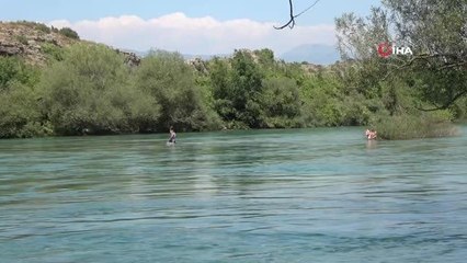 Su seviyesi yükseldi 3 genç ırmakta mahsur kaldı