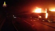 In fiamme pullman con a bordo 25 ragazzini: squadre dei Vigili del fuoco in azione nel Lecchese - VI