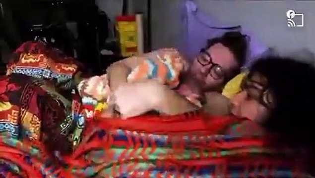 ¡Estamos tontos! “madre” biológica masculina intenta amamantar al recién nacido nacido de su “novio” biológico femenino