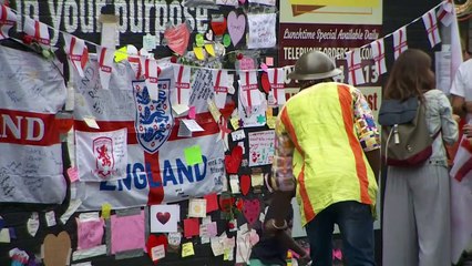 People flock to Rashford mural with messages of support