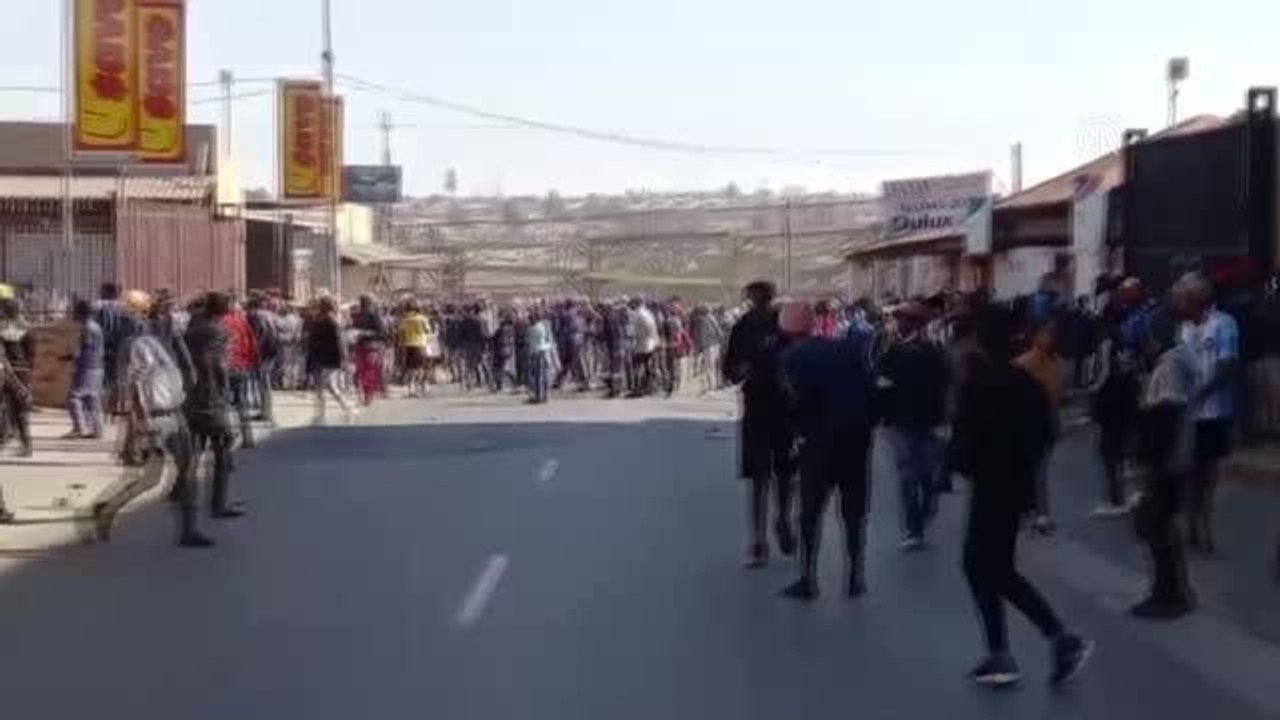 JOHANNESBURG  - Güney Afrika'da şiddet olaylarının yaşandığı bölgelerde Kovid-19 aşılamaları durduruldu