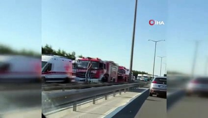 TEM otoyolunda bariyerlere çarparak devrilen kamyon alev aldı