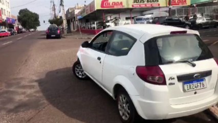 Ford Ka e i30 se envolvem em colisão no cruzamento da Avenida Carlos Gomes com Santa Catarina