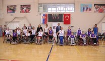Sırbistan ve Türkiye'nin tekerlekli sandalye basketbol takımları, 15 Temmuz anısına dostluk maçına çıktı