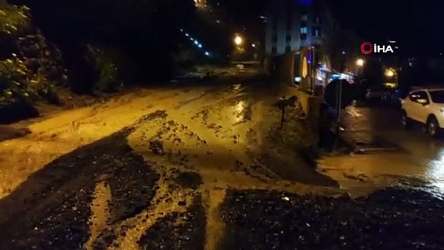 Artvin’de şiddetli yağış nedeniyle yollar çamurla kaplandı