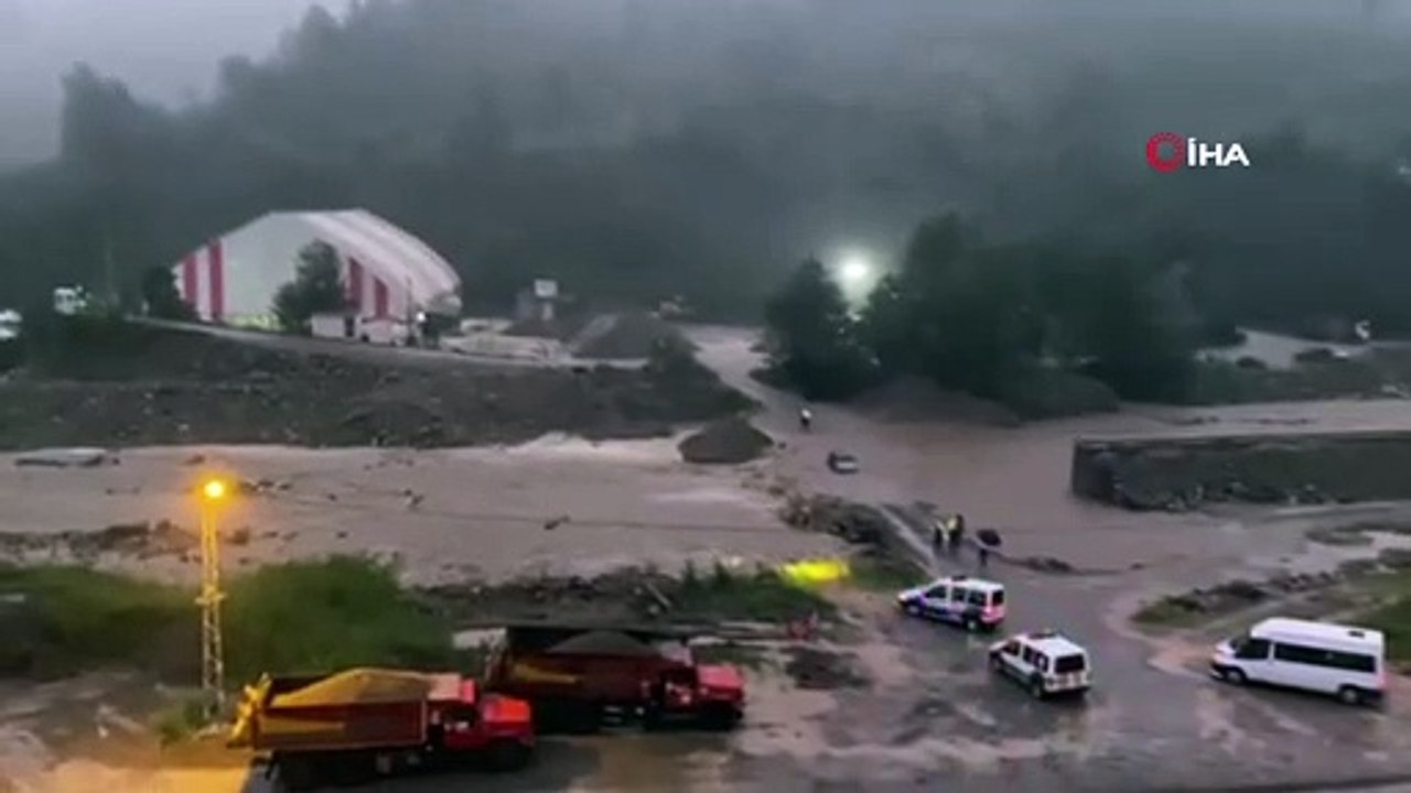 Baraj kapakları açıldı, düğünde mahsur kaldılar