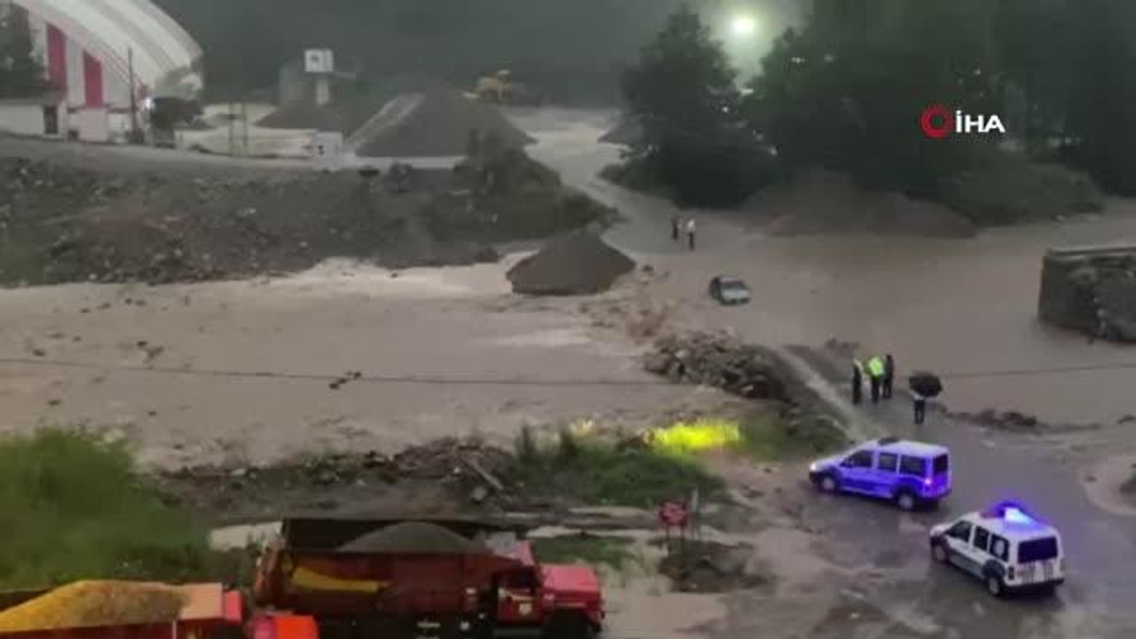 Baraj kapakları açıldı, düğünde mahsur kaldılar